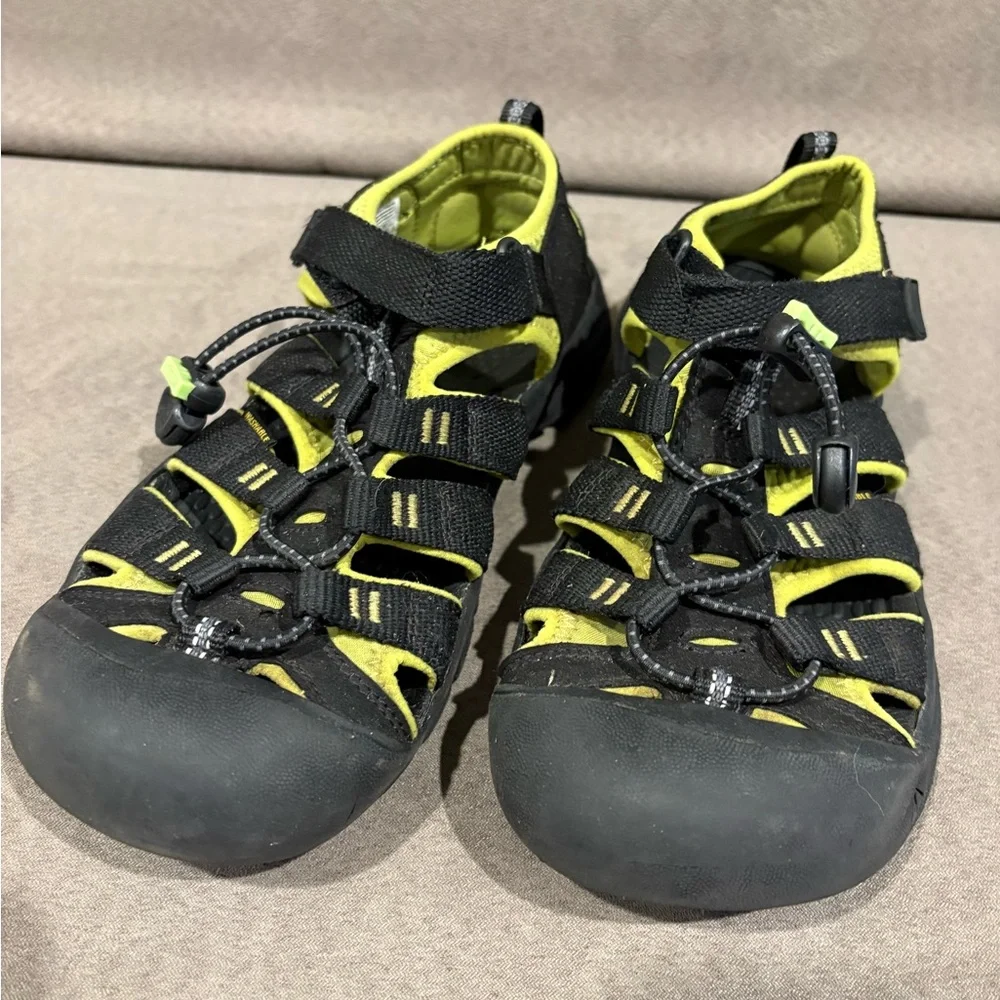 Keen Big Kid Newport H2 Sandal Black Lime Green Outdoor‎ Adventure Size 5